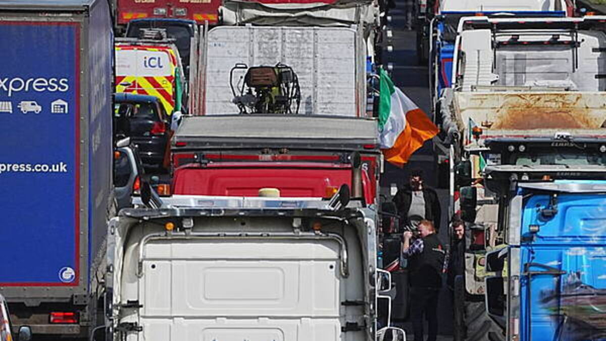 Haulage group offers to be ‘honest broker’ between protesters and government