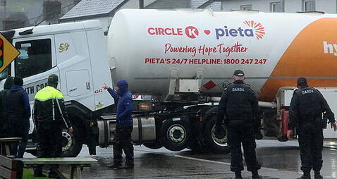 Sinn Féin stands with blockaders, says Pearse Doherty