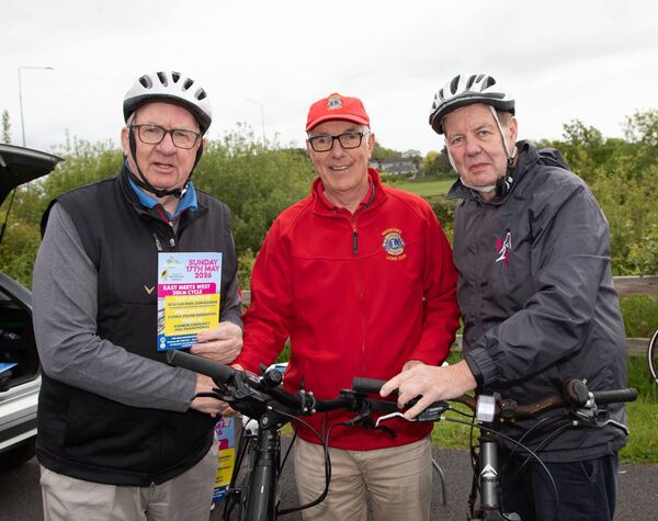 Rody Keighery with Mathaaias McGibney presenting sponsership funds to Denis Kennedy, Race Co-Ordinator. Photo: John Power