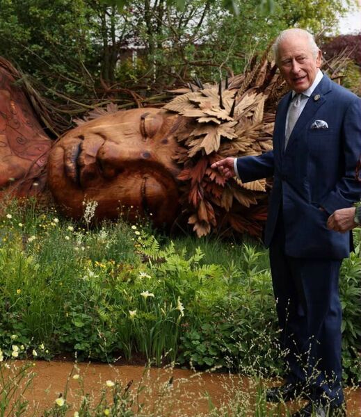 King Charles admiring the sculpture King Charles admiring the sculpture