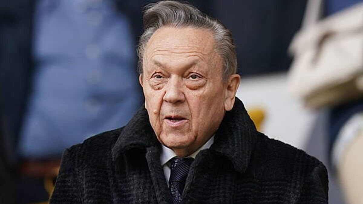 David Sullivan steps down as chairman of West Ham