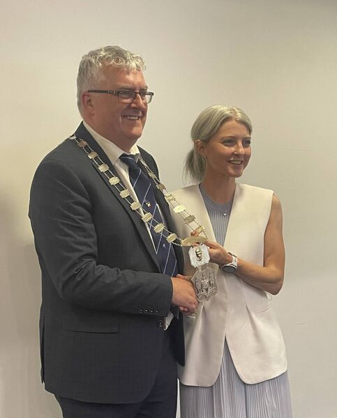 Cllr Niamh O'Donovan passes the chains to Cllr John Pratt