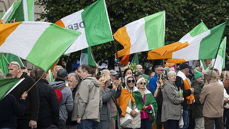 Anti-migrant protest clears after 400 march to Leinster House