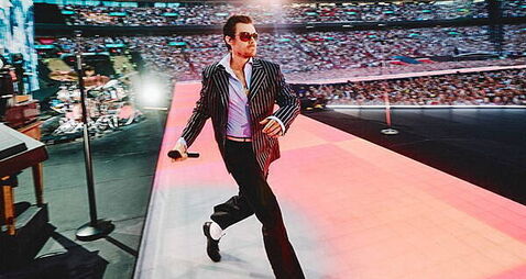 Harry Styles kicks off record-breaking Wembley run with Hockney tribute