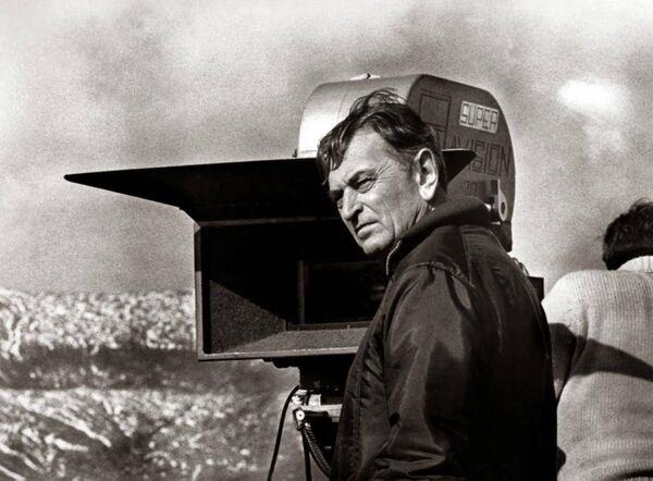 David Lean was at the peak of his career when M.G.M offered him the highest fee ever paid at that time to a director, plus a healthy share of the profits to direct 'Doctor Zhivago'. David Lean was at the peak of his career when M.G.M offered him the highest fee ever paid at that time to a director, plus a healthy share of the profits to direct 'Doctor Zhivago'.
