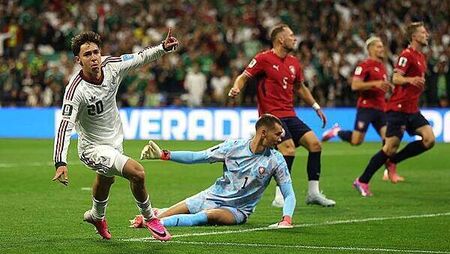 Mexico complete perfect group record to send Czech Republic out