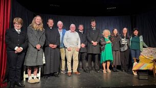 <p>Aisteoiri an tSean Phobail actors and team pictured with arts correspondent Pat McEvoy and author Catherine Foley, right of photo.</p>