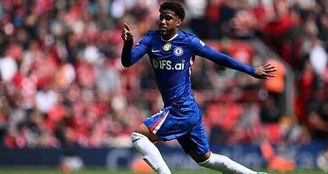 Manchester United sign Brazil midfielder Santos from Chelsea