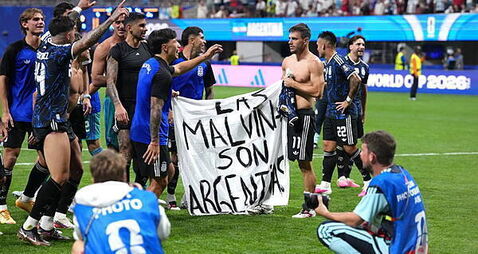 Downing Street backs calls for Fifa probe after Argentina players wave Falklands banner