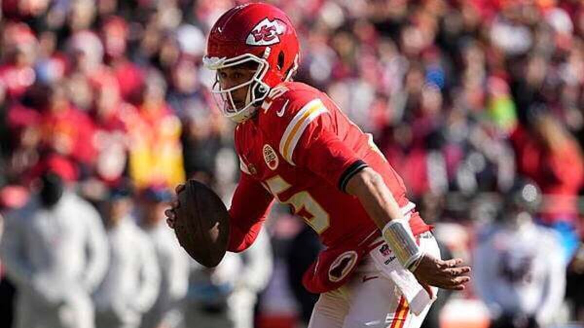 Kansas City Chiefs introduce American footballs to Dublin parks