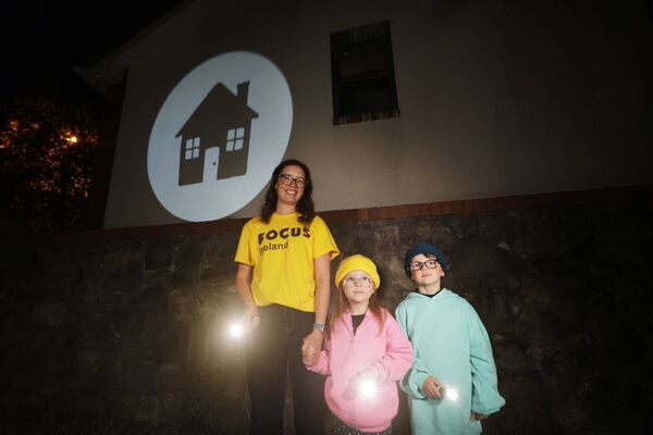 Focus Ireland child support worker, Dearbhla Burke, and charity supporters Sydney (6) and Reggie (8) Power help launch Shine A Light for Focus Ireland. Image credit: Leah Farrell Photocall Ireland Focus Ireland child support worker, Dearbhla Burke, and charity supporters Sydney (6) and Reggie (8) Power help launch Shine A Light for Focus Ireland. Image credit: Leah Farrell Photocall Ireland
