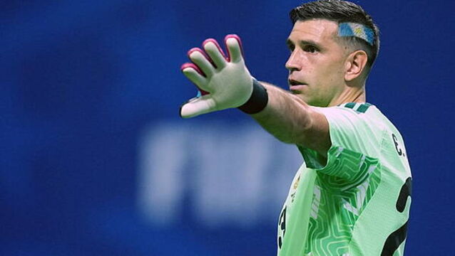 Chelsea offered chance to sign keeper Emiliano Martinez by his representatives