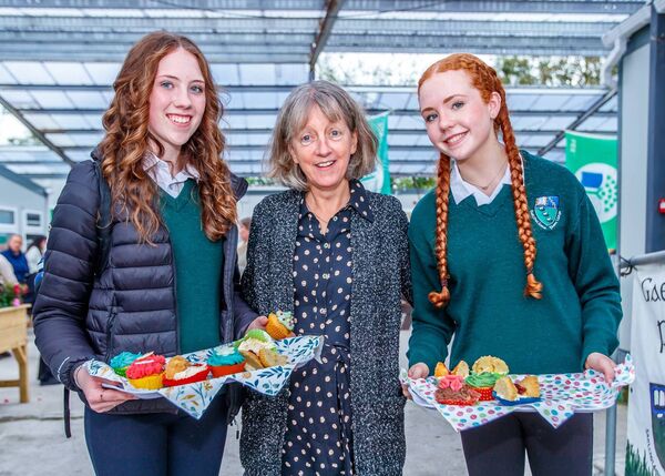 Scoláirí Bl.3 agus Cáit Ní Shé Scoláirí Bl.3 agus Cáit Ní Shé
