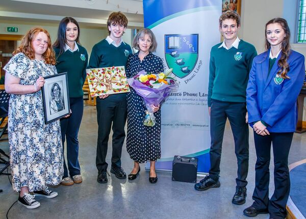 Bronnadh ó Scoláirí ar Cháit Ní Shé Bronnadh ó Scoláirí ar Cháit Ní Shé